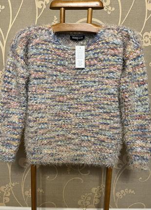 Очень красивый и стильный вязаный свитер.