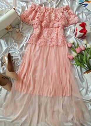 Розовое пудровое фатиновое платье с открытыми плечами с кружевом