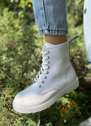Белые трендовые ботинки с шнуровкой