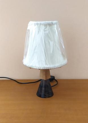 Невелика настільна лампа з абажуром нічник світильник