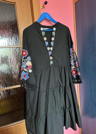 Платье свободного кроя с вышивкой и воланами черное новое платье