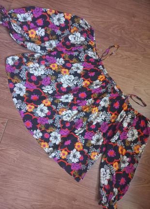 Блуза изюминка с открытыми плечами цветами