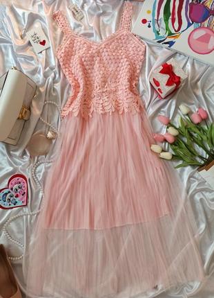 Красивое розовое пудровое платье с фатином и кружевом