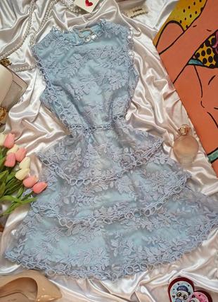 Голубое мини платье с кружевом с вышивкой многоярусное