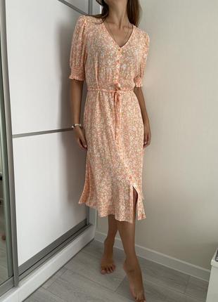 Персиковое платье в цветочный принт