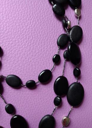 Трехслойное ожерелье, черные бусины, смешанные подвески.