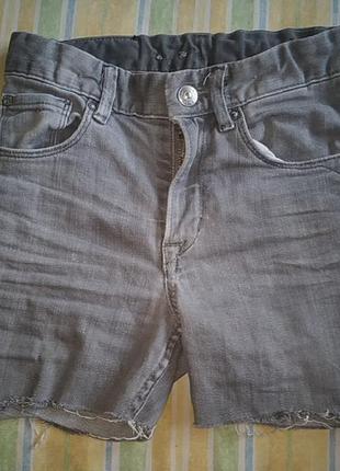 Серые джинсовые шорты