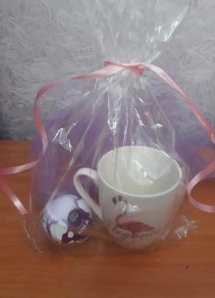 Подарочный набор: чашка с фламинго "elegance" и бомбочка для в...