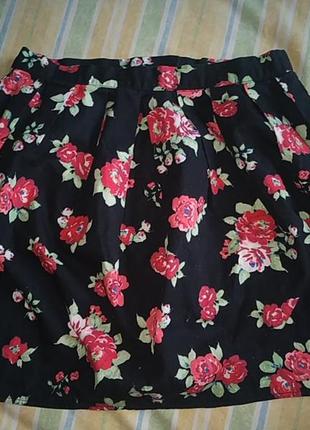 Черная юбка с принтом роз
