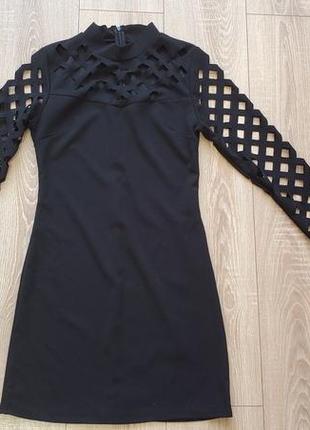 Стильное черное платье с вырезами ромбиками