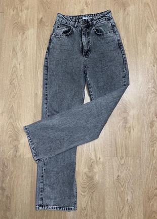 Сірі жіночі джинси прямі з розрізами, стильні джинси
