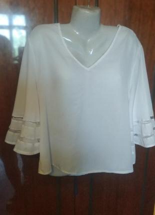 Красивая белая блуза с расклешенными рукавами на 50-52 укр