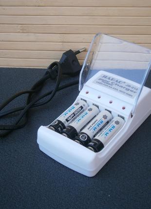 Зарядний пристрій для акумуляторів типу АА та ААА