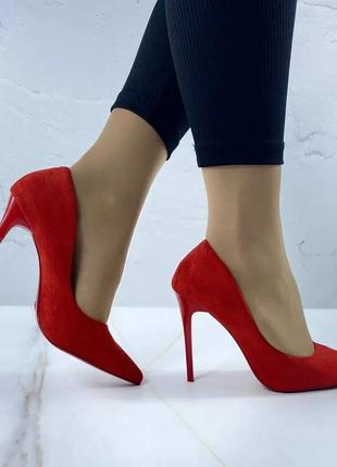 Червоні туфлі на шпильці