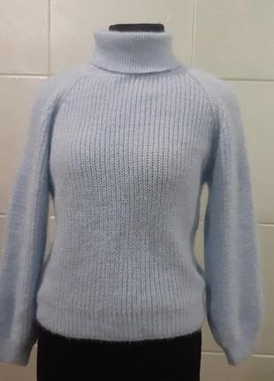 Женский свитер голубой с воротником под шею