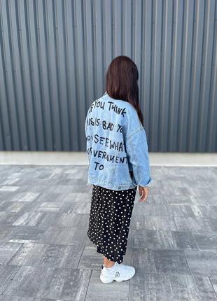 Стильна куртка джинсівка з написами, жіночка джинсова куртка