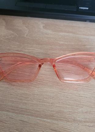 Розовые солнцезащитные очки узкие