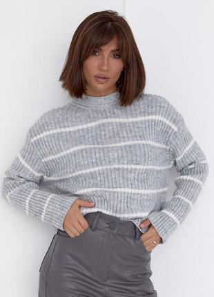 Женский вязаный свитер оверсайз в полоску серый