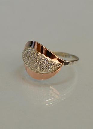 Серебряное кольцо с золотыми вставками и фианитами 15,5