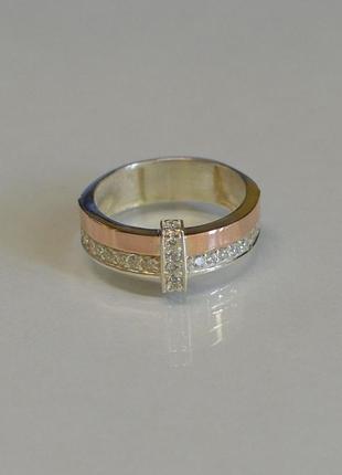 Кольцо серебряное с золотыми вставками и фианитами 15,5