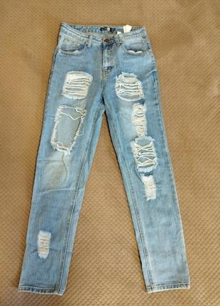 Стильные женские рваные джинсы boohoo