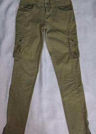 Женские джинсы amisu оливкового цвета с накладными карманами.