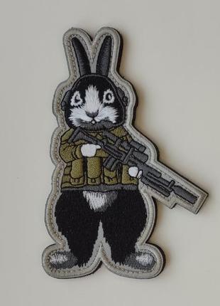 Нашивка с липучкой "Боевой кролик снайпер" Шеврон с вышивкой к...
