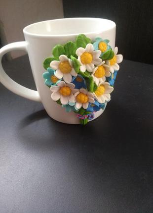 Чашка с украинским декором ромашками и васильками из полимерно...
