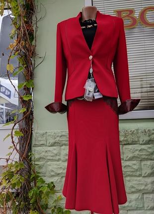 Класичний червоний костюм  з спідницею. bolero