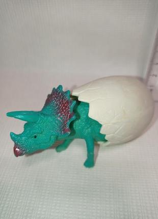 Фигурка динозавр в яйце. динозавр к в яйце