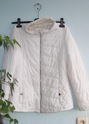 Белая демисезонная классическая куртка простроченная ромбами b...