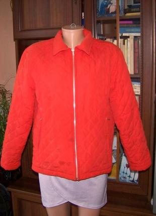 Красная демисезонная классическая куртка простроченная ромбами...