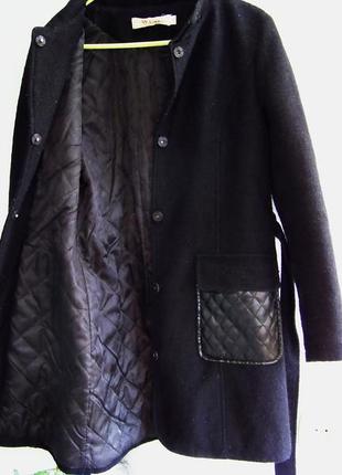 Пальто черное утепленное синтепоном с кожаными карманами и съе...