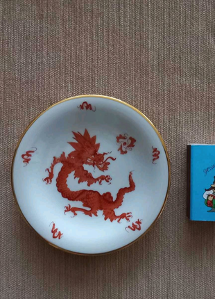 Продам немецкую, фарфоровую, маленькую тарелочку с драконом.