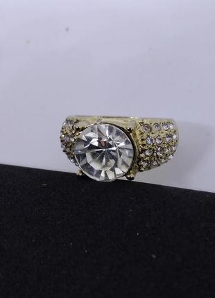 Кольцо серебряного цвета с прозрачными камнями размер 17