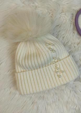Женская зимняя шапка monleo с меховым помпоном молочного цвета...