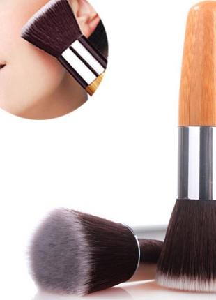 Кисть для макияжа с деревянной ручкой