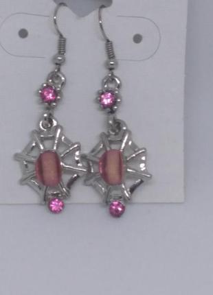 Женские серьги длинные серебряного цвета с розовыми стразами