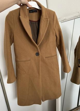 Демисезонное шерстяное пальто в мужском стиле zara. стильное п...