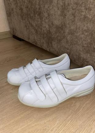 Жіночі кросівки, мокасини білого кольору на липучках