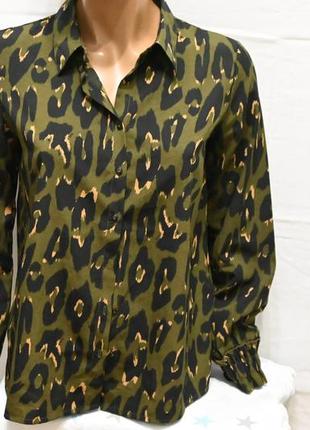 Гарна блуза , кольору хакі з кольоровим принтом