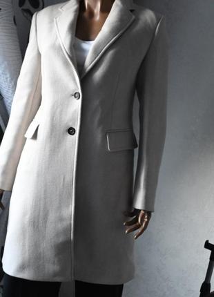 Шикарное шерстяное пальто цвета слоновой кости фирмы zara.