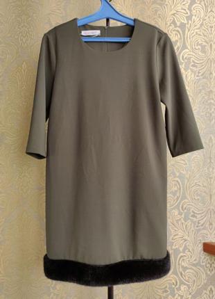 Оливкова сукня з синтитечним хутром rinascimento Iталiя