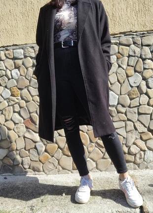 Идеальное черное пальто миди с поясом и вточными карманами