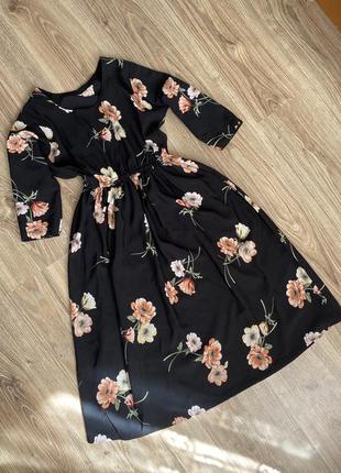 Чорна сукня міді з квітами плаття міді у квітковий принт