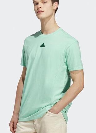 Футболка adidas city escape t-shirt ic9726 зеленый regular fit