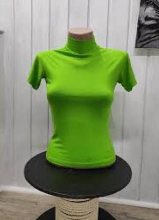 Салатовый зеленый топ футболка с горлом облегающая укороченная