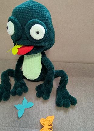 Лягушка жабка с языком зеленая игрушка вязаная крючком
