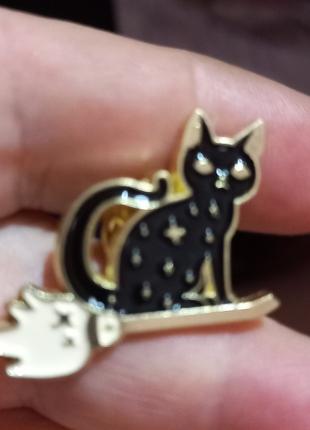 Брошь брошка значок пин металл эмаль черный кот кошка на метле...