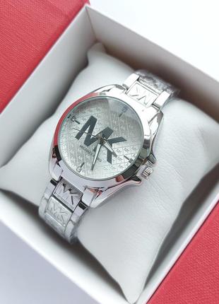 Наручные часы женские в серебряном цвете